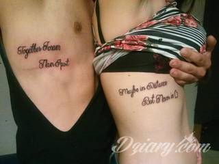 Tatuaże dla par podkreślające, że jedno nie istnieje bez drugiego. Świetne nie tylko dla małżeństw. Klimat tatuaży dla par podkreślony jest kolorystyką, ale też pomysłami: od humorystycznych po wizje połączonych puzzli czy nakreślone ważne dla par daty. 