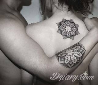 Tatuaże dla par podkreślające, że jedno nie istnieje bez drugiego. Świetne nie tylko dla małżeństw. Klimat tatuaży dla par podkreślony jest kolorystyką, ale też pomysłami: od humorystycznych po wizje połączonych puzzli czy nakreślone ważne dla par daty. 