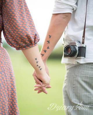 Tatuaże dla par podkreślające, że jedno nie istnieje bez drugiego. Świetne nie tylko dla małżeństw. Klimat tatuaży dla par podkreślony jest kolorystyką, ale też pomysłami: od humorystycznych po wizje połączonych puzzli czy nakreślone ważne dla par daty. 