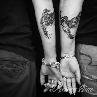 Tatuaże dla par podkreślające, że jedno nie istnieje bez drugiego. Świetne nie tylko dla małżeństw. Klimat tatuaży dla par podkreślony jest kolorystyką, ale też pomysłami: od humorystycznych po wizje połączonych puzzli czy nakreślone ważne dla par daty. 