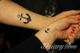 Tatuaże dla par podkreślające, że jedno nie istnieje bez drugiego. Świetne nie tylko dla małżeństw. Klimat tatuaży dla par podkreślony jest kolorystyką, ale też pomysłami: od humorystycznych po wizje połączonych puzzli czy nakreślone ważne dla par daty. 