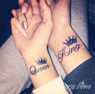 Tatuaże dla par podkreślające, że jedno nie istnieje bez drugiego. Świetne nie tylko dla małżeństw. Klimat tatuaży dla par podkreślony jest kolorystyką, ale też pomysłami: od humorystycznych po wizje połączonych puzzli czy nakreślone ważne dla par daty. 