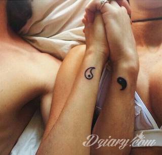 Tatuaże dla par podkreślające, że jedno nie istnieje bez drugiego. Świetne nie tylko dla małżeństw. Klimat tatuaży dla par podkreślony jest kolorystyką, ale też pomysłami: od humorystycznych po wizje połączonych puzzli czy nakreślone ważne dla par daty. 