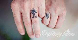 Tatuaże dla par podkreślające, że jedno nie istnieje bez drugiego. Świetne nie tylko dla małżeństw. Klimat tatuaży dla par podkreślony jest kolorystyką, ale też pomysłami: od humorystycznych po wizje połączonych puzzli czy nakreślone ważne dla par daty. 