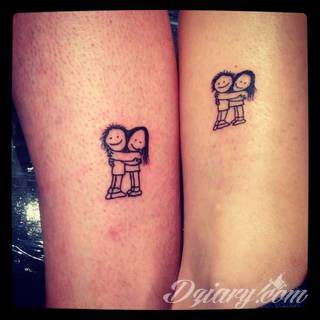 Tatuaże dla par podkreślające, że jedno nie istnieje bez drugiego. Świetne nie tylko dla małżeństw. Klimat tatuaży dla par podkreślony jest kolorystyką, ale też pomysłami: od humorystycznych po wizje połączonych puzzli czy nakreślone ważne dla par daty. 