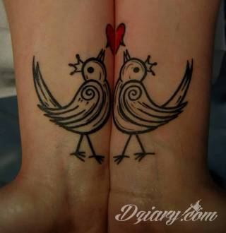 Tatuaże dla par podkreślające, że jedno nie istnieje bez drugiego. Świetne nie tylko dla małżeństw. Klimat tatuaży dla par podkreślony jest kolorystyką, ale też pomysłami: od humorystycznych po wizje połączonych puzzli czy nakreślone ważne dla par daty. 