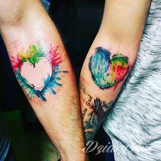 Tatuaże dla par podkreślające, że jedno nie istnieje bez drugiego. Świetne nie tylko dla małżeństw. Klimat tatuaży dla par podkreślony jest kolorystyką, ale też pomysłami: od humorystycznych po wizje połączonych puzzli czy nakreślone ważne dla par daty. 