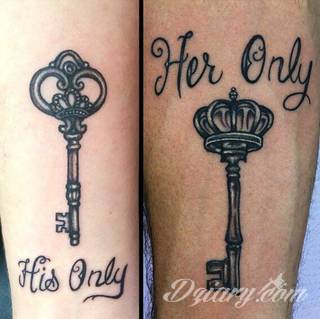 Tatuaże dla par podkreślające, że jedno nie istnieje bez drugiego. Świetne nie tylko dla małżeństw. Klimat tatuaży dla par podkreślony jest kolorystyką, ale też pomysłami: od humorystycznych po wizje połączonych puzzli czy nakreślone ważne dla par daty. 