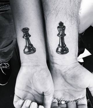 Tatuaże dla par podkreślające, że jedno nie istnieje bez drugiego. Świetne nie tylko dla małżeństw. Klimat tatuaży dla par podkreślony jest kolorystyką, ale też pomysłami: od humorystycznych po wizje połączonych puzzli czy nakreślone ważne dla par daty. 