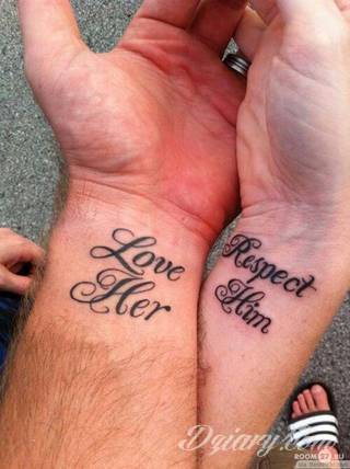 Tatuaże dla par podkreślające, że jedno nie istnieje bez drugiego. Świetne nie tylko dla małżeństw. Klimat tatuaży dla par podkreślony jest kolorystyką, ale też pomysłami: od humorystycznych po wizje połączonych puzzli czy nakreślone ważne dla par daty. 