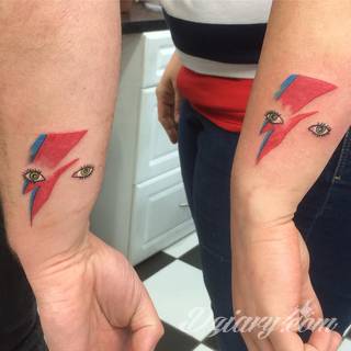 Tatuaże dla par podkreślające, że jedno nie istnieje bez drugiego. Świetne nie tylko dla małżeństw. Klimat tatuaży dla par podkreślony jest kolorystyką, ale też pomysłami: od humorystycznych po wizje połączonych puzzli czy nakreślone ważne dla par daty. 