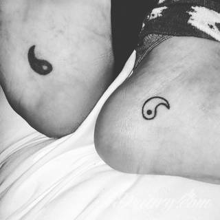 Tatuaże dla par podkreślające, że jedno nie istnieje bez drugiego. Świetne nie tylko dla małżeństw. Klimat tatuaży dla par podkreślony jest kolorystyką, ale też pomysłami: od humorystycznych po wizje połączonych puzzli czy nakreślone ważne dla par daty. 