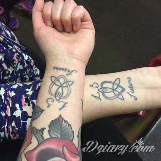 Tatuaże dla par podkreślające, że jedno nie istnieje bez drugiego. Świetne nie tylko dla małżeństw. Klimat tatuaży dla par podkreślony jest kolorystyką, ale też pomysłami: od humorystycznych po wizje połączonych puzzli czy nakreślone ważne dla par daty. 