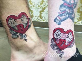 Tatuaże dla par podkreślające, że jedno nie istnieje bez drugiego. Świetne nie tylko dla małżeństw. Klimat tatuaży dla par podkreślony jest kolorystyką, ale też pomysłami: od humorystycznych po wizje połączonych puzzli czy nakreślone ważne dla par daty. 