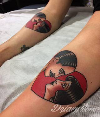 Tatuaże dla par podkreślające, że jedno nie istnieje bez drugiego. Świetne nie tylko dla małżeństw. Klimat tatuaży dla par podkreślony jest kolorystyką, ale też pomysłami: od humorystycznych po wizje połączonych puzzli czy nakreślone ważne dla par daty. 