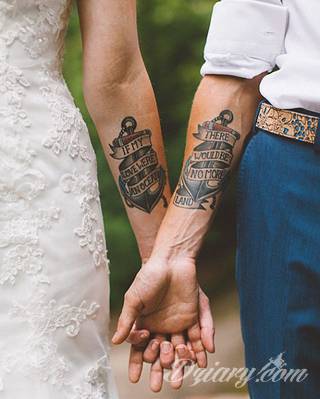 Tatuaże dla par podkreślające, że jedno nie istnieje bez drugiego. Świetne nie tylko dla małżeństw. Klimat tatuaży dla par podkreślony jest kolorystyką, ale też pomysłami: od humorystycznych po wizje połączonych puzzli czy nakreślone ważne dla par daty. 