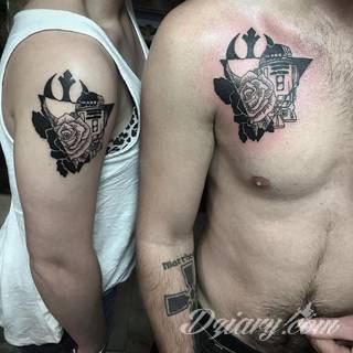 Tatuaże dla par podkreślające, że jedno nie istnieje bez drugiego. Świetne nie tylko dla małżeństw. Klimat tatuaży dla par podkreślony jest kolorystyką, ale też pomysłami: od humorystycznych po wizje połączonych puzzli czy nakreślone ważne dla par daty. 