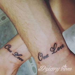 Tatuaże dla par podkreślające, że jedno nie istnieje bez drugiego. Świetne nie tylko dla małżeństw. Klimat tatuaży dla par podkreślony jest kolorystyką, ale też pomysłami: od humorystycznych po wizje połączonych puzzli czy nakreślone ważne dla par daty. 