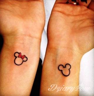 Tatuaże dla par podkreślające, że jedno nie istnieje bez drugiego. Świetne nie tylko dla małżeństw. Klimat tatuaży dla par podkreślony jest kolorystyką, ale też pomysłami: od humorystycznych po wizje połączonych puzzli czy nakreślone ważne dla par daty. 