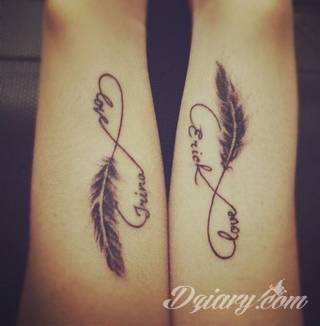 Tatuaże dla par podkreślające, że jedno nie istnieje bez drugiego. Świetne nie tylko dla małżeństw. Klimat tatuaży dla par podkreślony jest kolorystyką, ale też pomysłami: od humorystycznych po wizje połączonych puzzli czy nakreślone ważne dla par daty. 