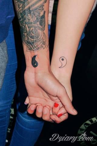 Tatuaże dla par podkreślające, że jedno nie istnieje bez drugiego. Świetne nie tylko dla małżeństw. Klimat tatuaży dla par podkreślony jest kolorystyką, ale też pomysłami: od humorystycznych po wizje połączonych puzzli czy nakreślone ważne dla par daty. 