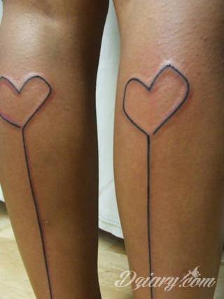 Tatuaże dla par podkreślające, że jedno nie istnieje bez drugiego. Świetne nie tylko dla małżeństw. Klimat tatuaży dla par podkreślony jest kolorystyką, ale też pomysłami: od humorystycznych po wizje połączonych puzzli czy nakreślone ważne dla par daty. 