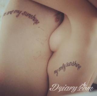 Tatuaże dla par podkreślające, że jedno nie istnieje bez drugiego. Świetne nie tylko dla małżeństw. Klimat tatuaży dla par podkreślony jest kolorystyką, ale też pomysłami: od humorystycznych po wizje połączonych puzzli czy nakreślone ważne dla par daty. 