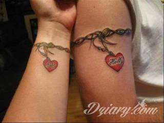 Tatuaże dla par podkreślające, że jedno nie istnieje bez drugiego. Świetne nie tylko dla małżeństw. Klimat tatuaży dla par podkreślony jest kolorystyką, ale też pomysłami: od humorystycznych po wizje połączonych puzzli czy nakreślone ważne dla par daty. 