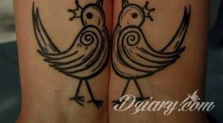 Tatuaże dla par podkreślające, że jedno nie istnieje bez drugiego. Świetne nie tylko dla małżeństw. Klimat tatuaży dla par podkreślony jest kolorystyką, ale też pomysłami: od humorystycznych po wizje połączonych puzzli czy nakreślone ważne dla par daty. 