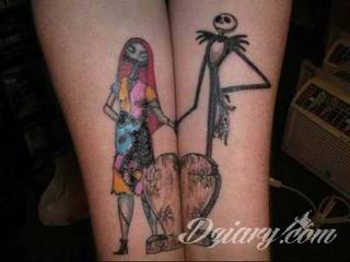 Tatuaże dla par podkreślające, że jedno nie istnieje bez drugiego. Świetne nie tylko dla małżeństw. Klimat tatuaży dla par podkreślony jest kolorystyką, ale też pomysłami: od humorystycznych po wizje połączonych puzzli czy nakreślone ważne dla par daty. 