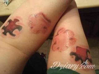 Tatuaże dla par podkreślające, że jedno nie istnieje bez drugiego. Świetne nie tylko dla małżeństw. Klimat tatuaży dla par podkreślony jest kolorystyką, ale też pomysłami: od humorystycznych po wizje połączonych puzzli czy nakreślone ważne dla par daty. 