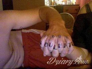 Tatuaże dla par podkreślające, że jedno nie istnieje bez drugiego. Świetne nie tylko dla małżeństw. Klimat tatuaży dla par podkreślony jest kolorystyką, ale też pomysłami: od humorystycznych po wizje połączonych puzzli czy nakreślone ważne dla par daty. 