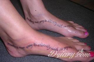 Tatuaże dla par podkreślające, że jedno nie istnieje bez drugiego. Świetne nie tylko dla małżeństw. Klimat tatuaży dla par podkreślony jest kolorystyką, ale też pomysłami: od humorystycznych po wizje połączonych puzzli czy nakreślone ważne dla par daty. 