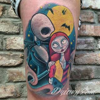 Tatuaże dla par podkreślające, że jedno nie istnieje bez drugiego. Świetne nie tylko dla małżeństw. Klimat tatuaży dla par podkreślony jest kolorystyką, ale też pomysłami: od humorystycznych po wizje połączonych puzzli czy nakreślone ważne dla par daty. 