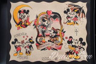 Tatuaże dla par podkreślające, że jedno nie istnieje bez drugiego. Świetne nie tylko dla małżeństw. Klimat tatuaży dla par podkreślony jest kolorystyką, ale też pomysłami: od humorystycznych po wizje połączonych puzzli czy nakreślone ważne dla par daty. 