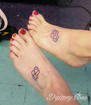 Idealne tatuaże dla bliskich - podkreślają głębokie relacje i nawiązanie do mentalnej jedności. Niewielkie muśnięcia identyczną kreską to tatuaż dla przyjaciół o równie wielkiej mocy jak duże wzory z ulubioną grafiką. 