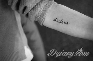 Idealne tatuaże dla bliskich - podkreślają głębokie relacje i nawiązanie do mentalnej jedności. Niewielkie muśnięcia identyczną kreską to tatuaż dla przyjaciół o równie wielkiej mocy jak duże wzory z ulubioną grafiką. 