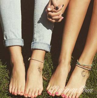 Idealne tatuaże dla bliskich - podkreślają głębokie relacje i nawiązanie do mentalnej jedności. Niewielkie muśnięcia identyczną kreską to tatuaż dla przyjaciół o równie wielkiej mocy jak duże wzory z ulubioną grafiką. 