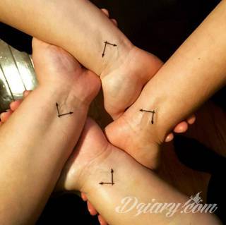 Idealne tatuaże dla bliskich - podkreślają głębokie relacje i nawiązanie do mentalnej jedności. Niewielkie muśnięcia identyczną kreską to tatuaż dla przyjaciół o równie wielkiej mocy jak duże wzory z ulubioną grafiką. 