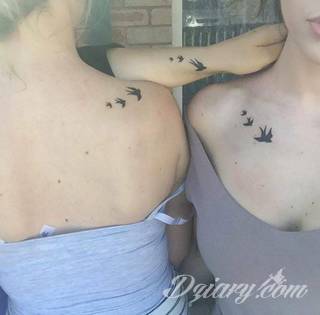 Idealne tatuaże dla bliskich - podkreślają głębokie relacje i nawiązanie do mentalnej jedności. Niewielkie muśnięcia identyczną kreską to tatuaż dla przyjaciół o równie wielkiej mocy jak duże wzory z ulubioną grafiką. 