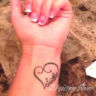 Idealne tatuaże dla bliskich - podkreślają głębokie relacje i nawiązanie do mentalnej jedności. Niewielkie muśnięcia identyczną kreską to tatuaż dla przyjaciół o równie wielkiej mocy jak duże wzory z ulubioną grafiką. 