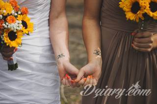 Idealne tatuaże dla bliskich - podkreślają głębokie relacje i nawiązanie do mentalnej jedności. Niewielkie muśnięcia identyczną kreską to tatuaż dla przyjaciół o równie wielkiej mocy jak duże wzory z ulubioną grafiką. 