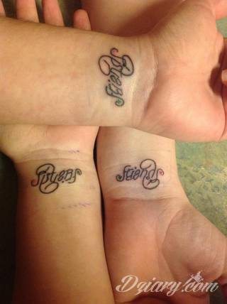Idealne tatuaże dla bliskich - podkreślają głębokie relacje i nawiązanie do mentalnej jedności. Niewielkie muśnięcia identyczną kreską to tatuaż dla przyjaciół o równie wielkiej mocy jak duże wzory z ulubioną grafiką. 