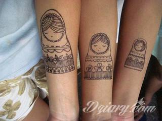 Idealne tatuaże dla bliskich - podkreślają głębokie relacje i nawiązanie do mentalnej jedności. Niewielkie muśnięcia identyczną kreską to tatuaż dla przyjaciół o równie wielkiej mocy jak duże wzory z ulubioną grafiką. 