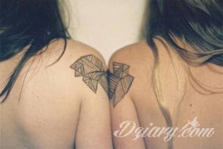 Idealne tatuaże dla bliskich - podkreślają głębokie relacje i nawiązanie do mentalnej jedności. Niewielkie muśnięcia identyczną kreską to tatuaż dla przyjaciół o równie wielkiej mocy jak duże wzory z ulubioną grafiką. 