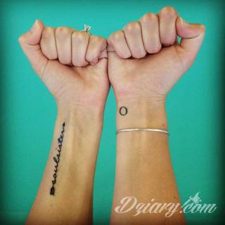 Idealne tatuaże dla bliskich - podkreślają głębokie relacje i nawiązanie do mentalnej jedności. Niewielkie muśnięcia identyczną kreską to tatuaż dla przyjaciół o równie wielkiej mocy jak duże wzory z ulubioną grafiką. 