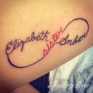 Idealne tatuaże dla bliskich - podkreślają głębokie relacje i nawiązanie do mentalnej jedności. Niewielkie muśnięcia identyczną kreską to tatuaż dla przyjaciół o równie wielkiej mocy jak duże wzory z ulubioną grafiką. 