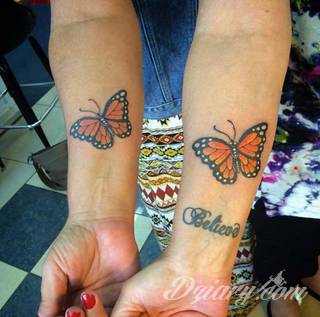 Idealne tatuaże dla bliskich - podkreślają głębokie relacje i nawiązanie do mentalnej jedności. Niewielkie muśnięcia identyczną kreską to tatuaż dla przyjaciół o równie wielkiej mocy jak duże wzory z ulubioną grafiką. 