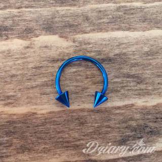 Idealne tatuaże dla bliskich - podkreślają głębokie relacje i nawiązanie do mentalnej jedności. Niewielkie muśnięcia identyczną kreską to tatuaż dla przyjaciół o równie wielkiej mocy jak duże wzory z ulubioną grafiką. 