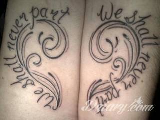 Idealne tatuaże dla bliskich - podkreślają głębokie relacje i nawiązanie do mentalnej jedności. Niewielkie muśnięcia identyczną kreską to tatuaż dla przyjaciół o równie wielkiej mocy jak duże wzory z ulubioną grafiką. 